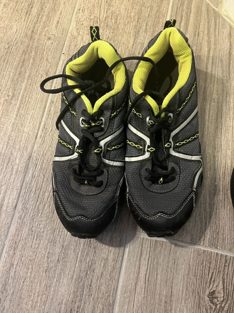 Mens Fila Tennis Shoes  91/2  l