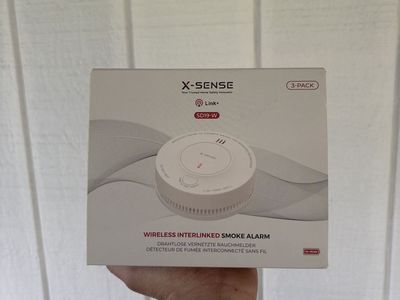 5 XSense smoke alarms, 1 smoke alarm/carbon monoxide alarm