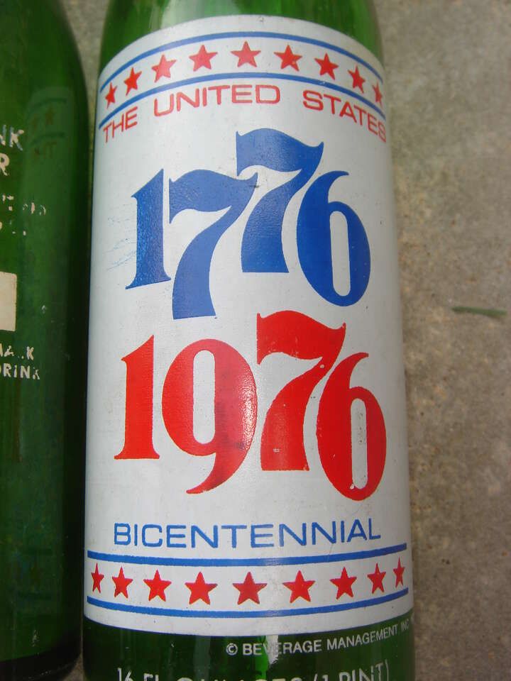 2 rare bicentenial bottles 7up and quench 1776 to 1976 200 year anniversary
