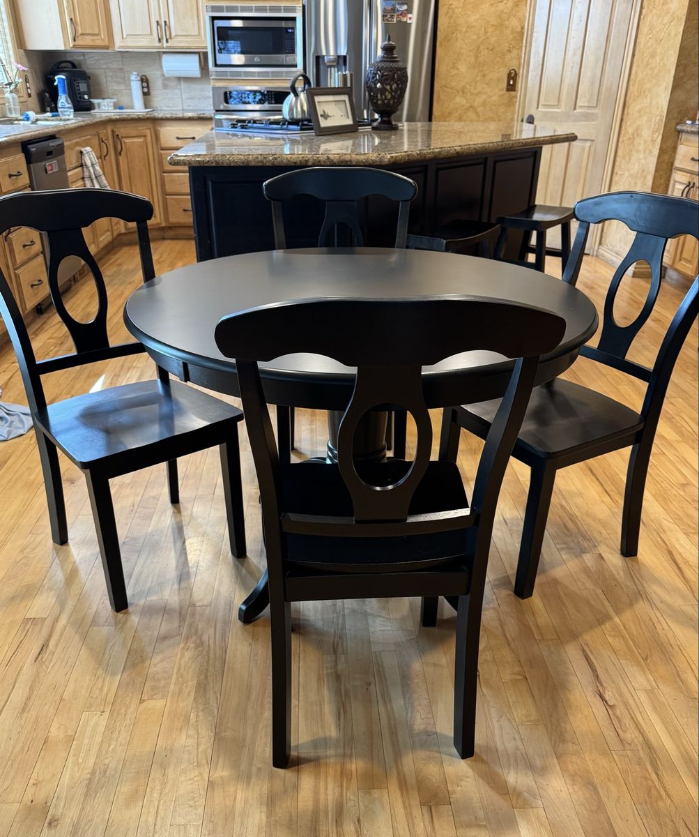 Charlton Home Amada 5-Piece Black Pedestal Dining Set - 41.5" Round Table & 4 Chairs
