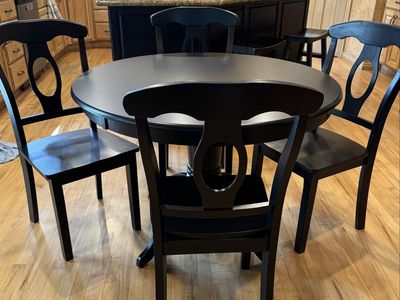 Charlton Home Amada 5-Piece Black Pedestal Dining Set - 41.5" Round Table & 4 Chairs