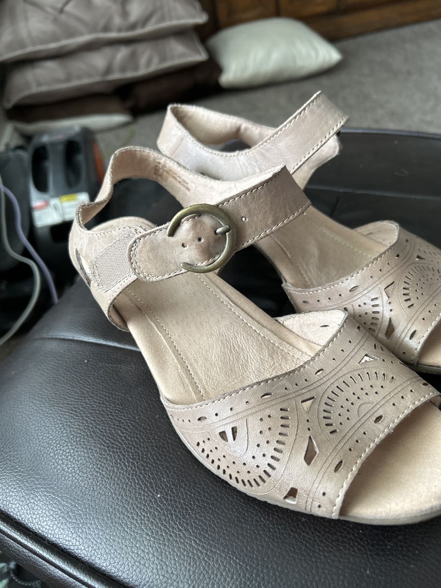Earth sandal taupe