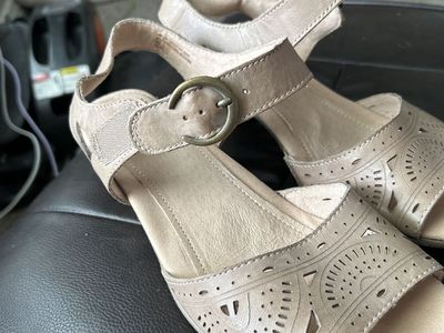 Earth sandal taupe