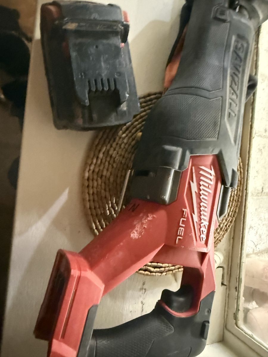 Milwaukee SAWZALL FUEL Cordless Reciprocating Saw with Battery - Red/Black Power Tool