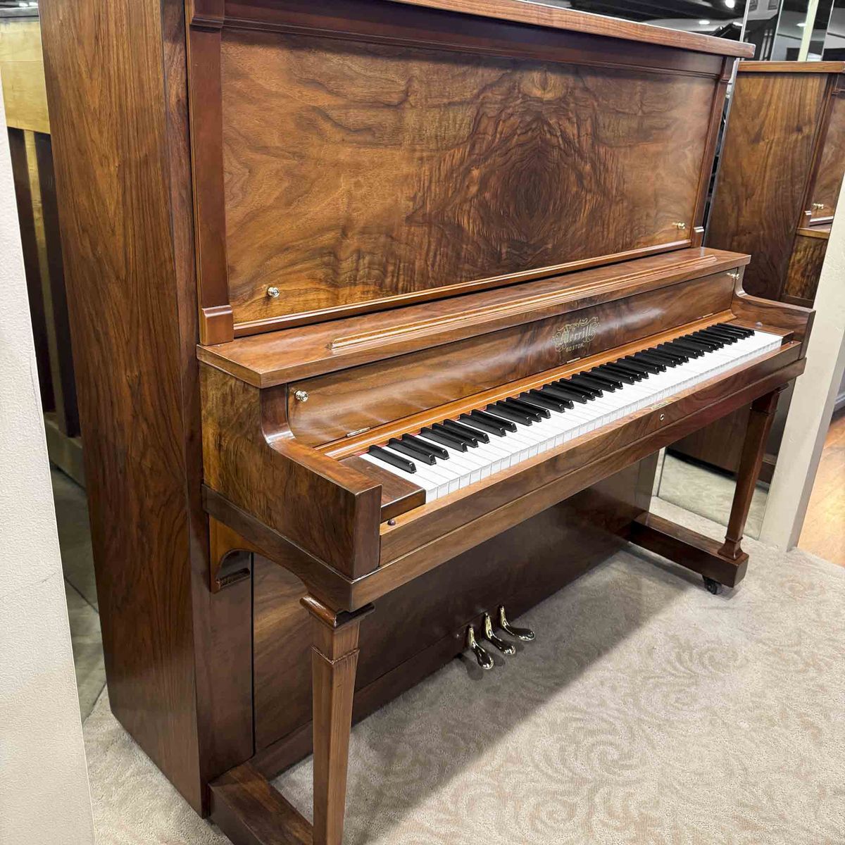 BEAUTIFUL LIKE NEW UPRIGHT PIANO
