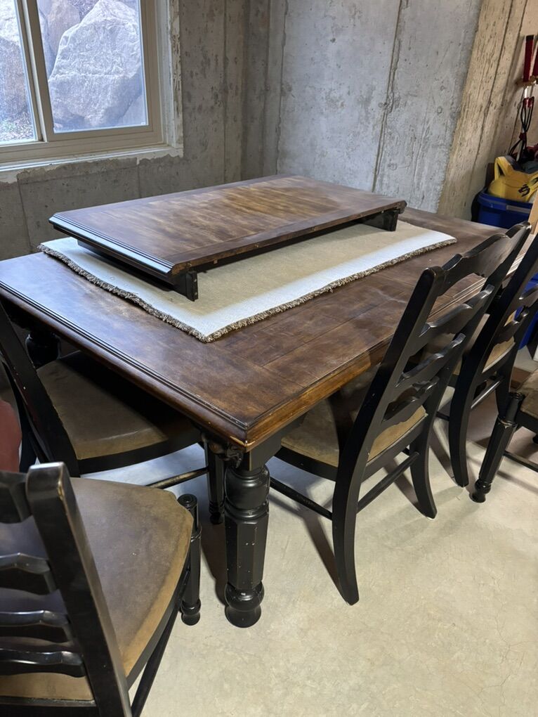 Large Dinning Room Table + 6 Chairs