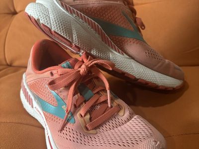 Women’s Brooks Adrenaline GTS 22 Size 6.5