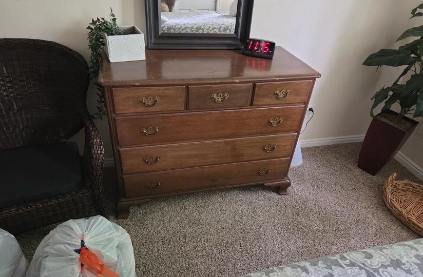Vintage Solid Wood 5-Drawer Dresser with Brass Hardware - Classic Bedroom Storage