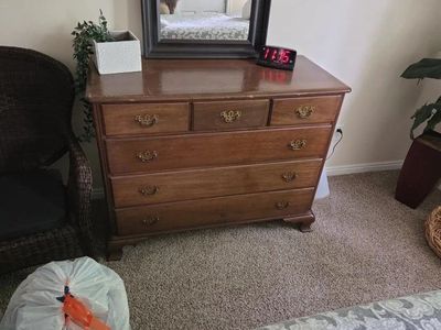 Vintage Solid Wood 5-Drawer Dresser with Brass Hardware - Classic Bedroom Storage