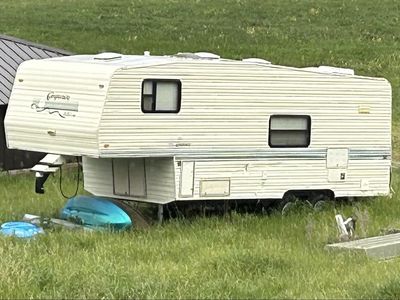 1993 Kit Companion 25’ 5th Wheel