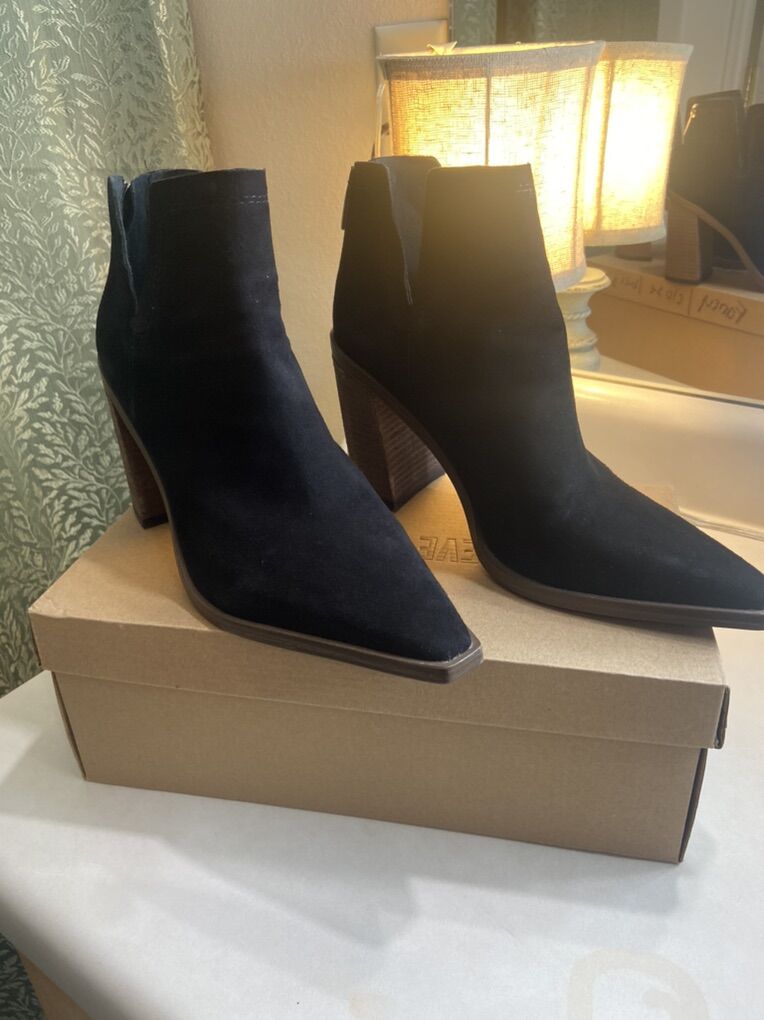 New Vince Camuto black Boots