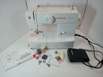 Singer Promise II 1512 Sewing Machine Like New Easy to Use