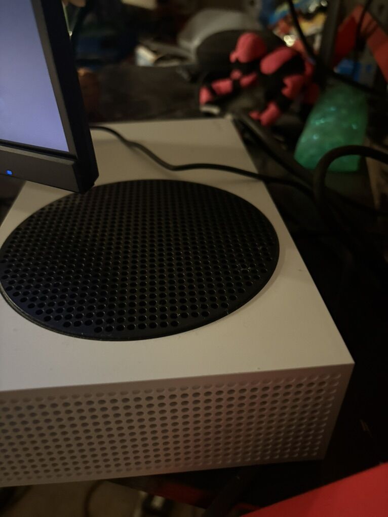 xbox series S monitor and controller