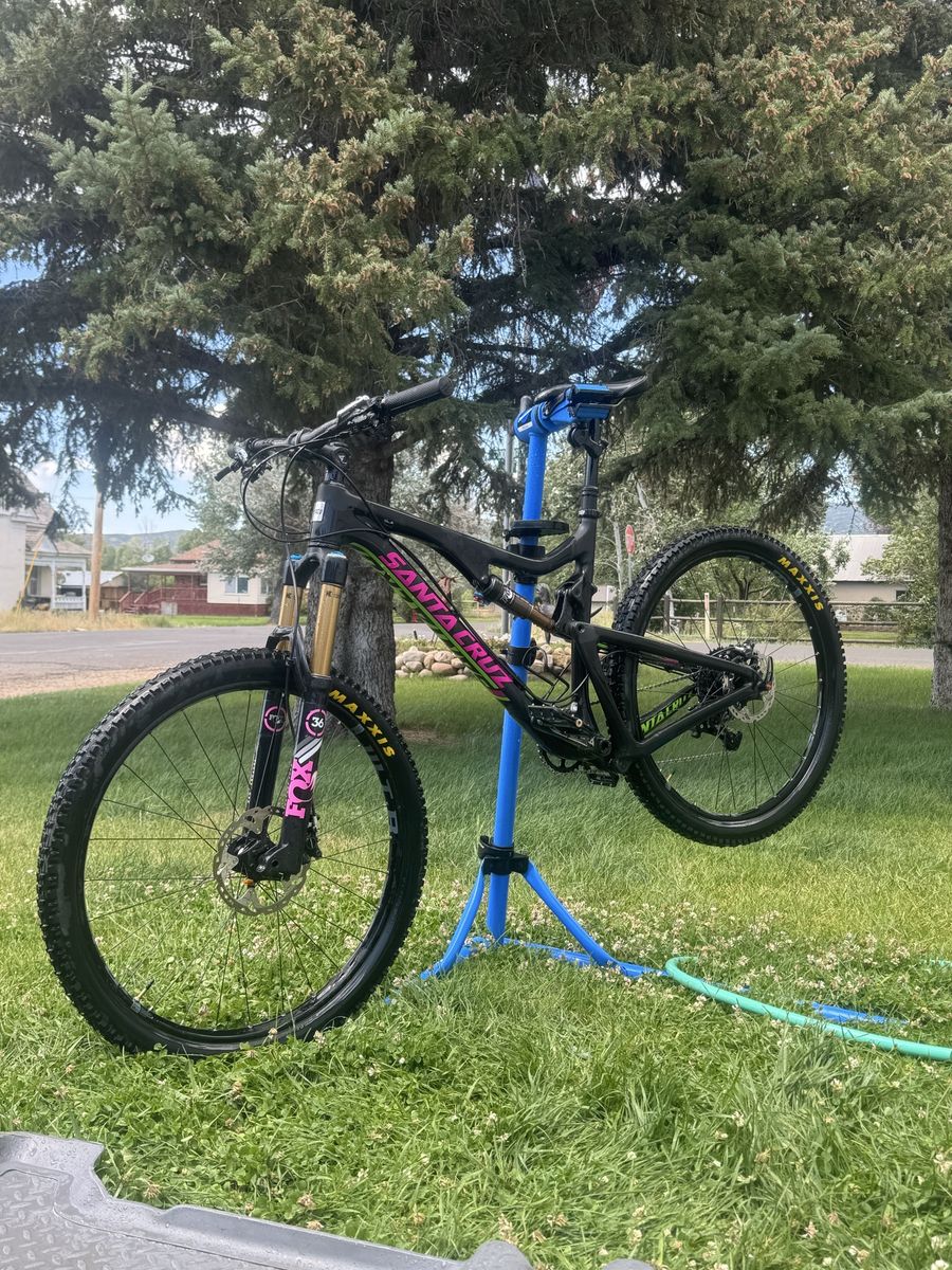 Santa Cruz Full Suspension Mountain Bike - Fox 36 Factory Fork & Maxxis Tires