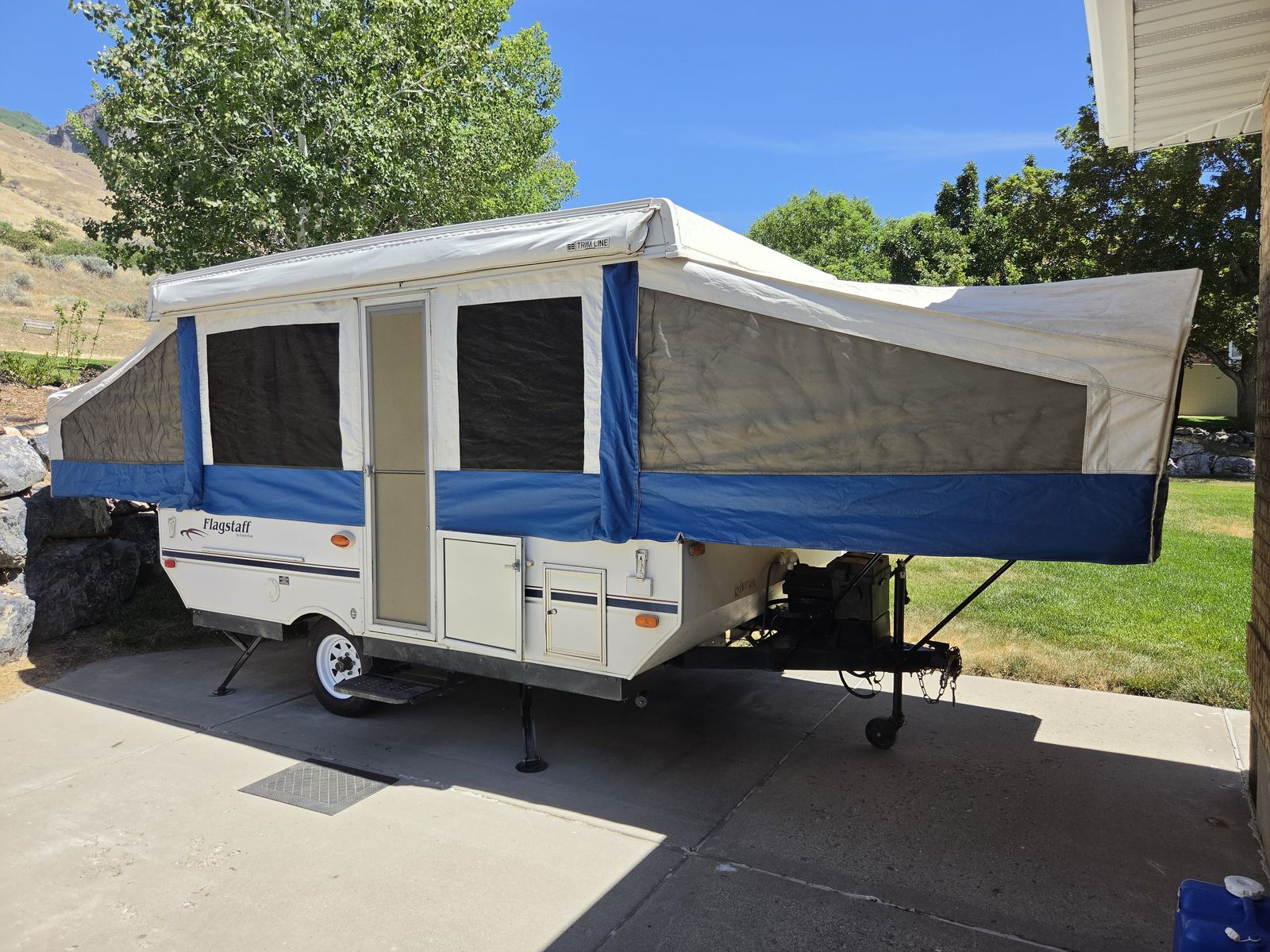 Pop-up 6-person Camp Trailer