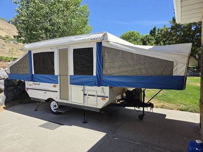 Pop-up 6-person Camp Trailer