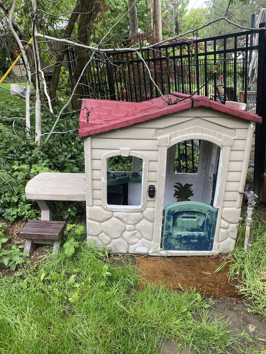 Little Tikes Picnic on the Patio Outdoor Playhouse