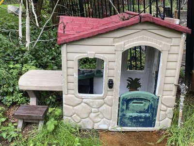Little Tikes Picnic on the Patio Outdoor Playhouse