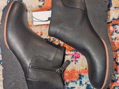 Women's size 10 Dr. Scholl's Bianca Women's Wedge Boots