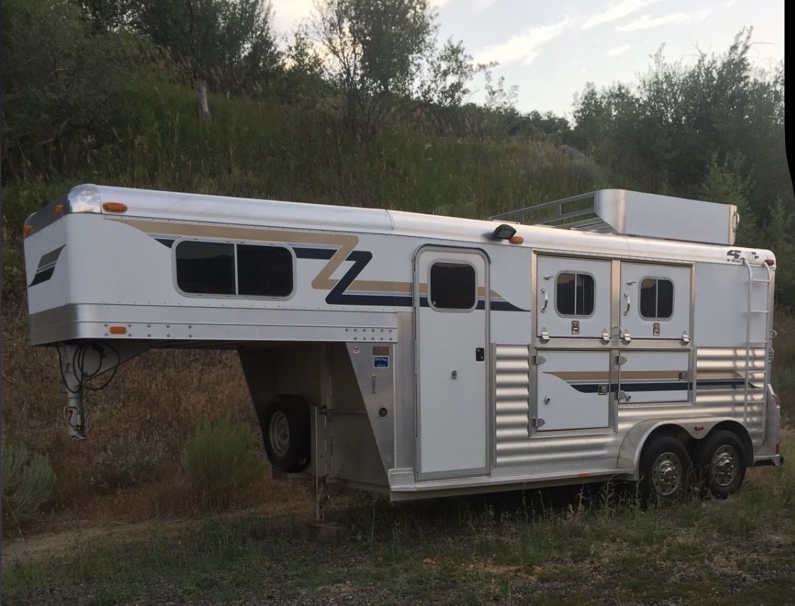 4 Star Two Horse Trailer w/small Weekender