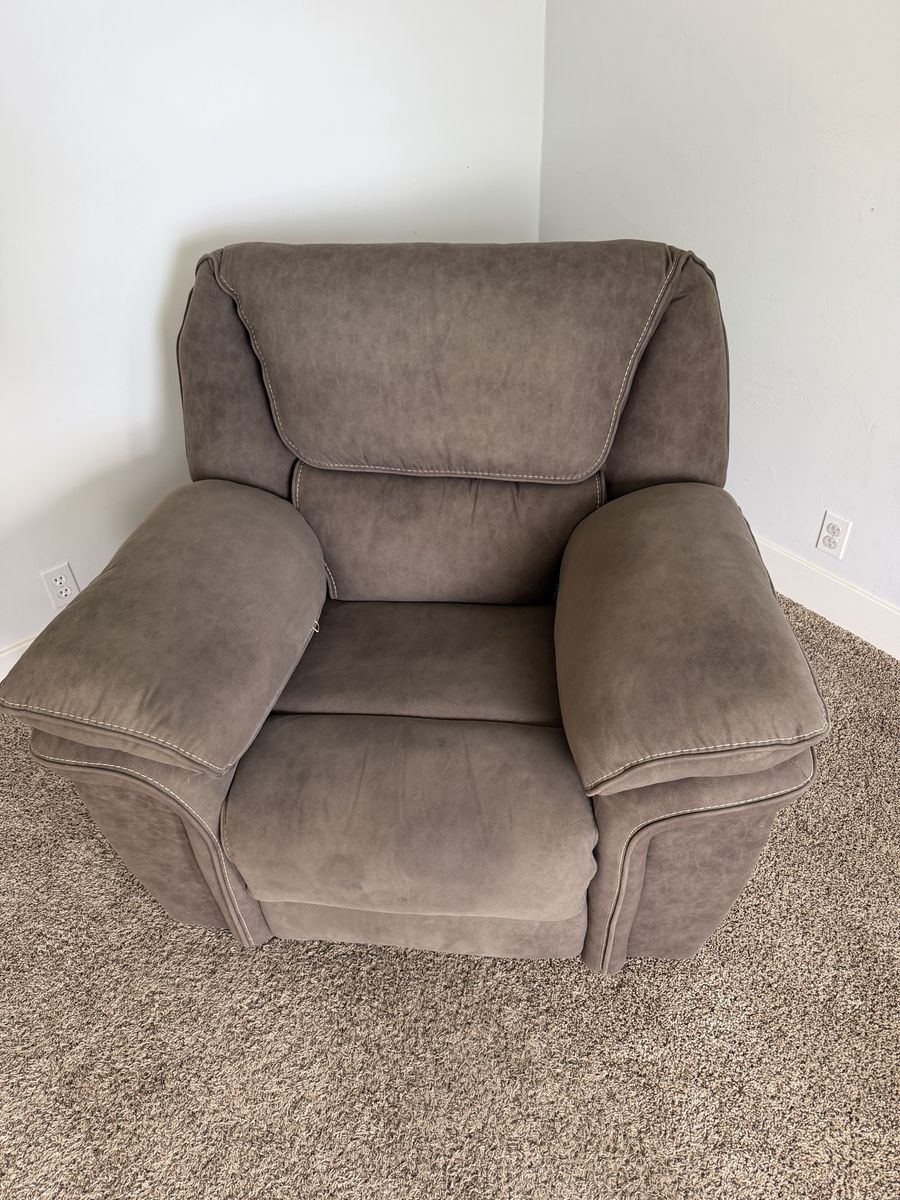 Swiveling Rocker Recliner