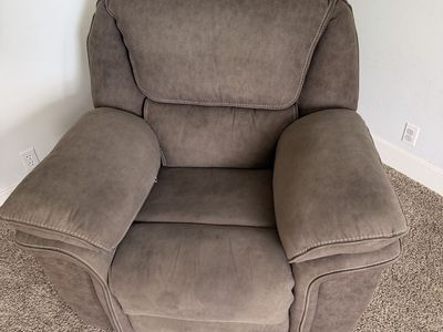 Swiveling Rocker Recliner