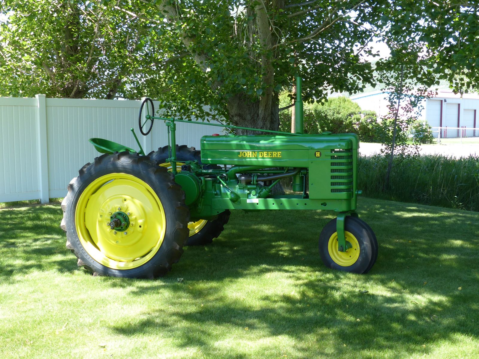 John Deere Model H,  1940 Excellent condition.