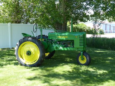 John Deere Model H, 1940 Excellent condition.