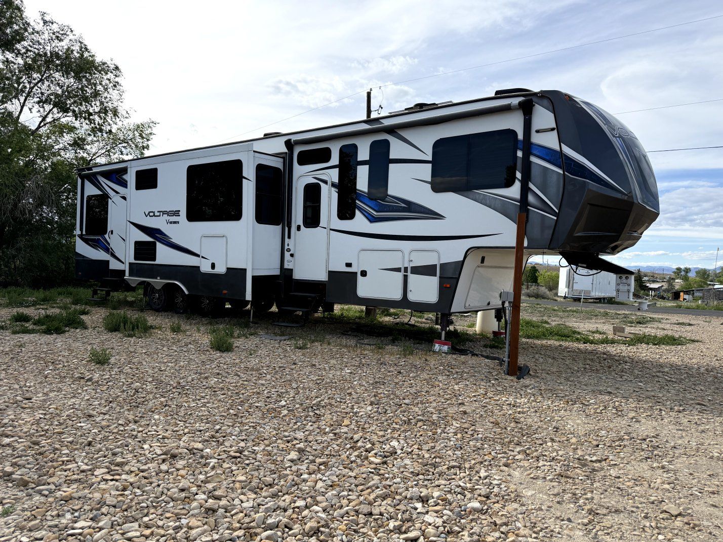 2017 Voltage 41" Toy Hauler- 5th Wheel