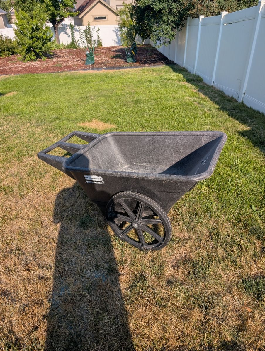 Rubbermaid Commercial Products Heavy-Duty Plastic Yard Cart Wheelbarrow