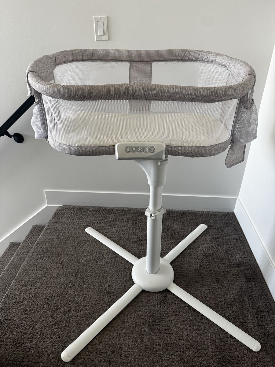 Halo BassiNest Swivel Sleeper Bassinet