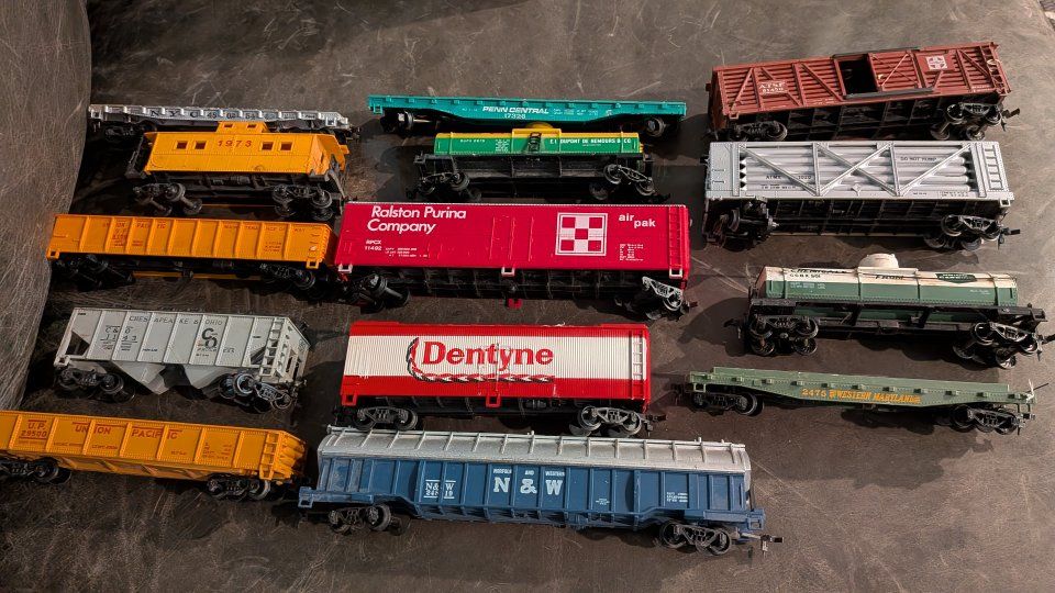 Vintage Model Train Cars - Mixed Lot (14) Freight, Tanker, Box Cars - Various Railroad Lines