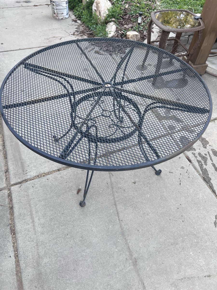 Round Wrought Iron Mesh Patio Table with Umbrella Hole