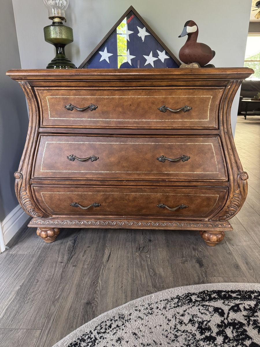 Ornate Traditional Wooden 3-Drawer Chest of Drawers Dresser with Carved Details