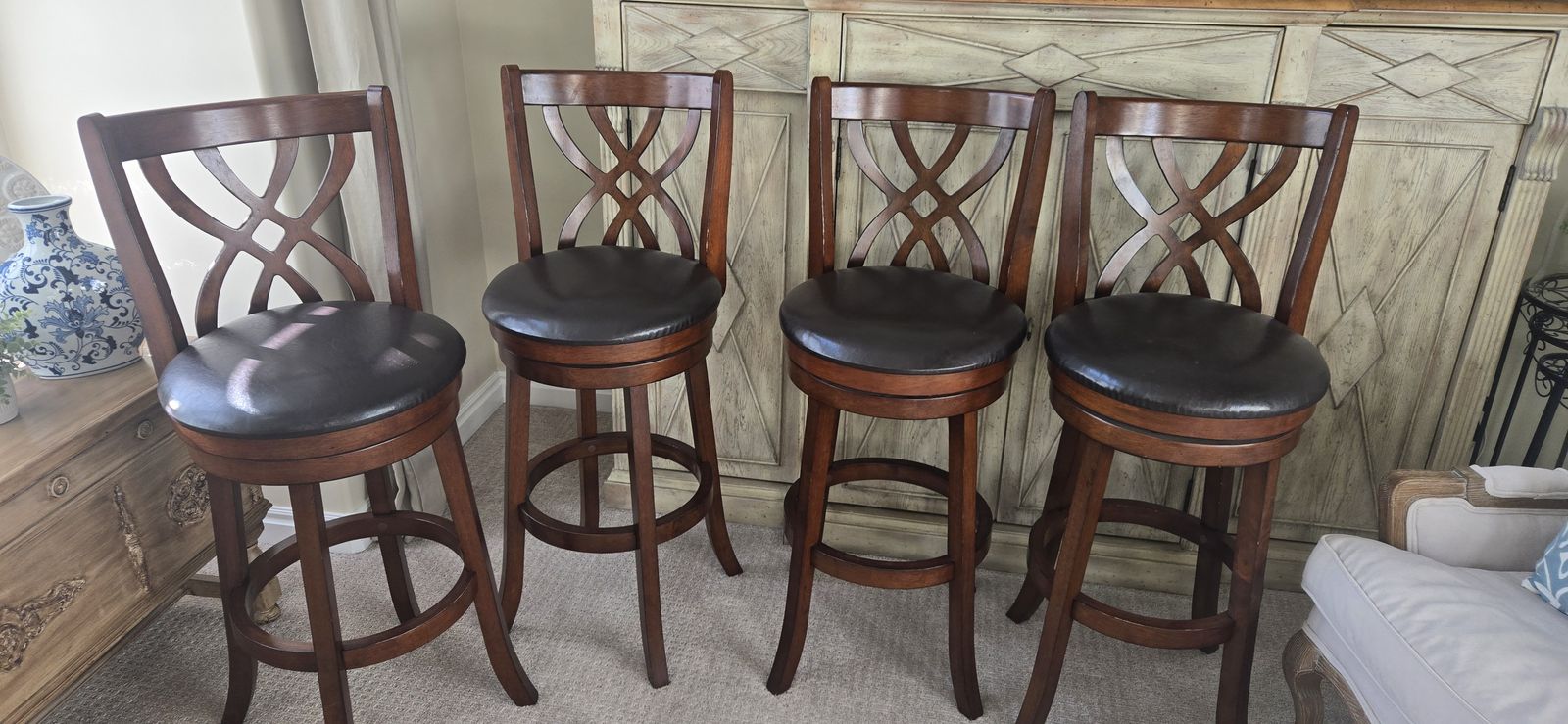 4 Beautiful Bar Stools – Excellent Condition