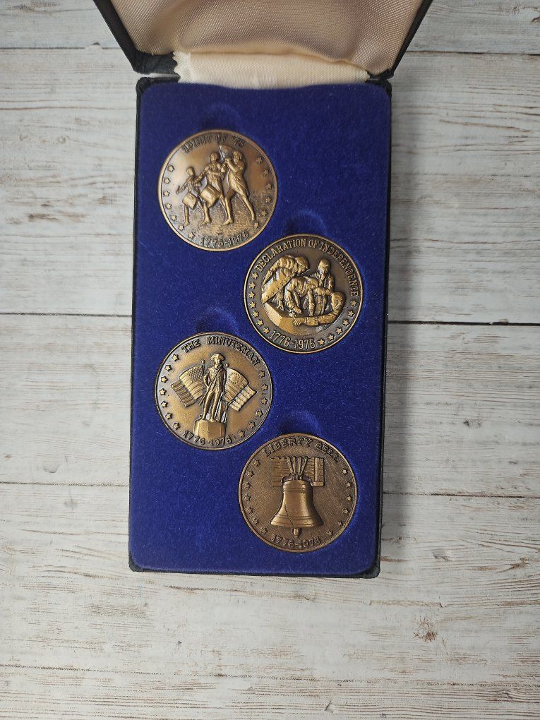 Vintage 1776-1976 US Bicentennial 4 Medallion Coin Set in Display Case
