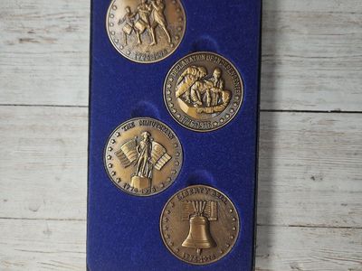 Vintage 1776-1976 US Bicentennial 4 Medallion Coin Set in Display Case