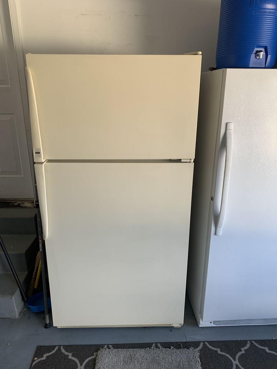 Amana medium-sized refrigerator, beige