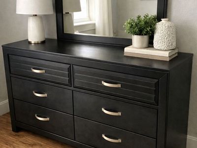 Dresser - W/Mirror