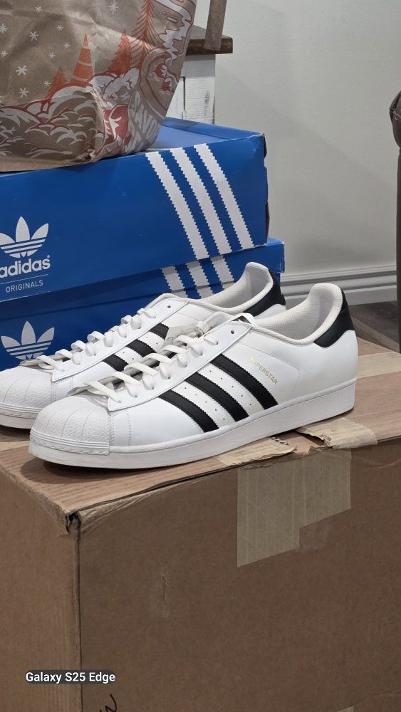 Tennis shoes