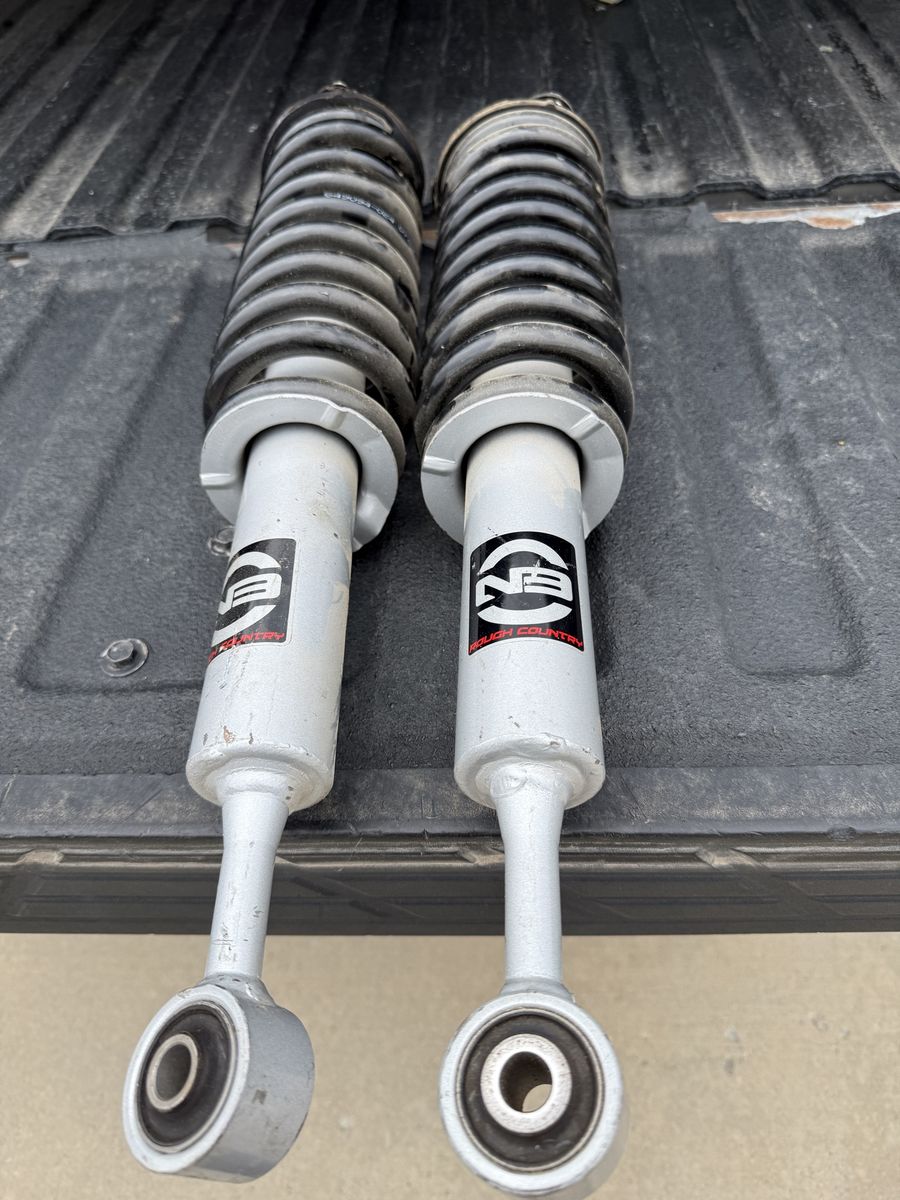 Rough Country N3 Loaded Struts Front Suspension Shocks Pair Used