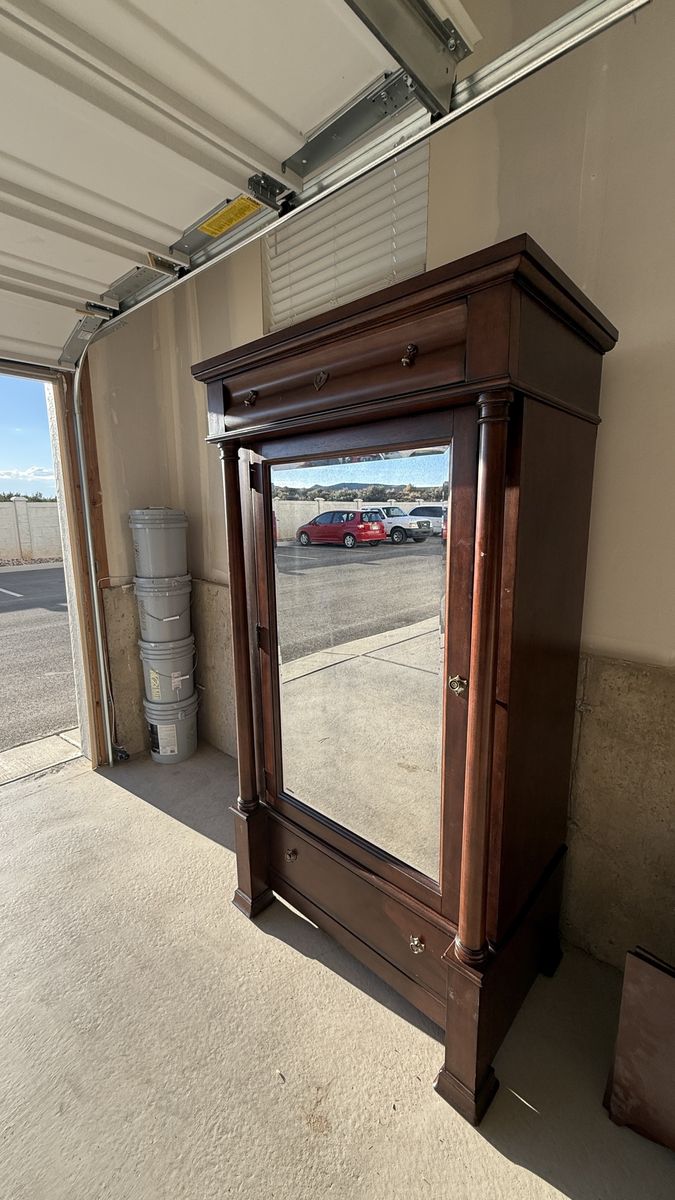 Bassett Wardrobe / Armoire