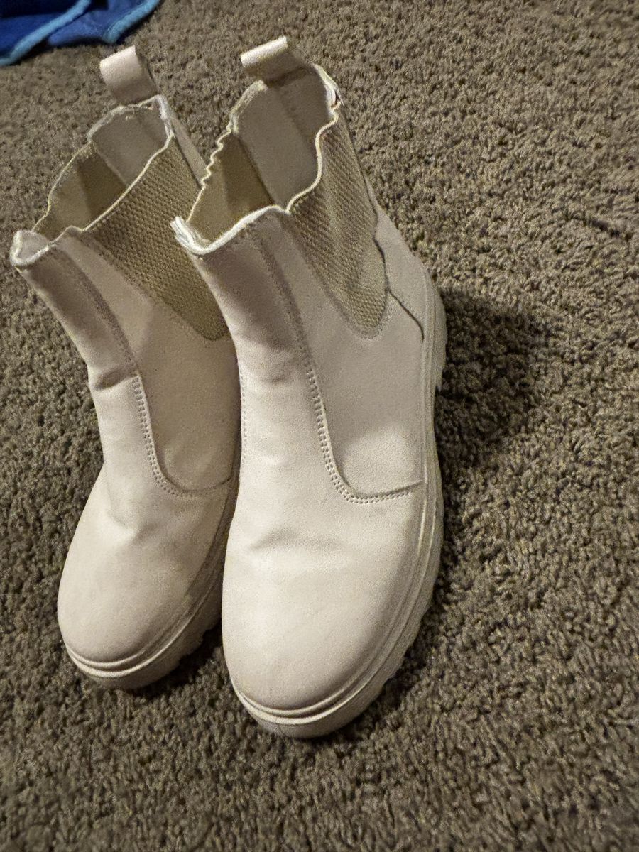 Women's Light Beige Chunky Chelsea Boots - Slip-On Ankle Booties