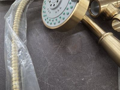 brass shower head / newport