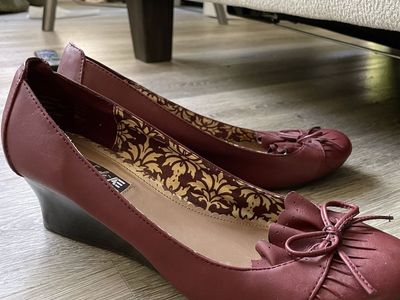 American eagle size 10 red women’s heels wedges