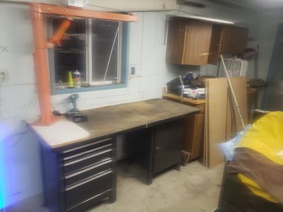 Craftsman workbench w/ ram, boom & manual winch.