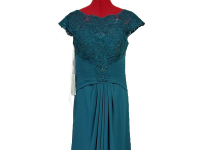 “Make You Pretty More” Women’s Teal Lace Formal Gown – Size 8 – NEW