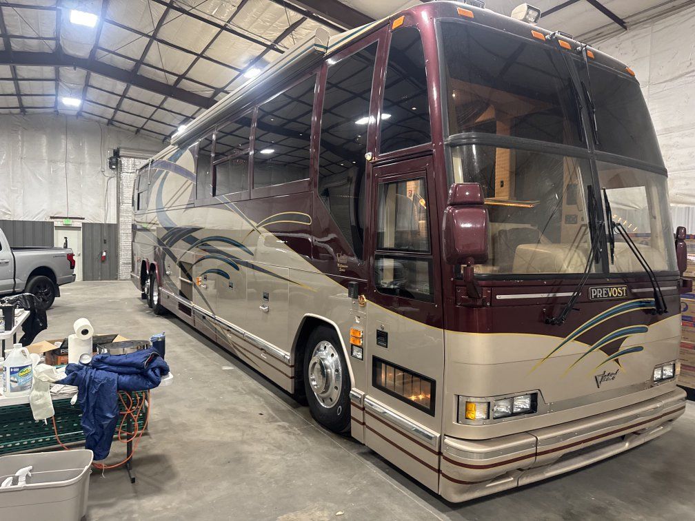 Prevost Marathon XL45 Coach RV - Luxury Motorhome, Spa Shower, Full Kitchen, 2000