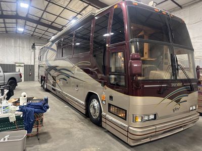Prevost Marathon XL45 Coach RV - Luxury Motorhome, Spa Shower, Full Kitchen, 2000