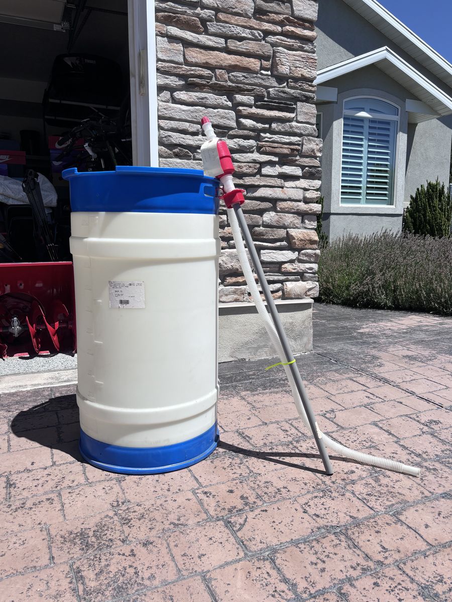 30 Gallon Water Storage w/ Hand Pump